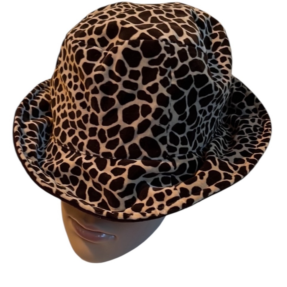 Women’s one size reversible hat brown velvet and leopard print NWOT